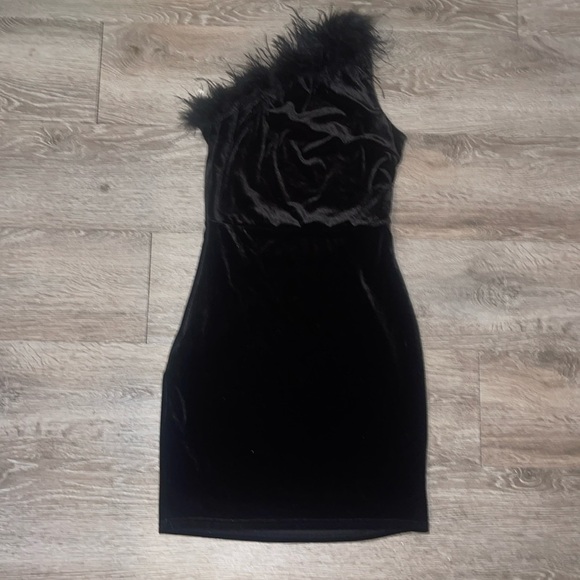 Altar’d State One-Shoulder Feather Dress Black velvet size xs - Picture 2 of 5